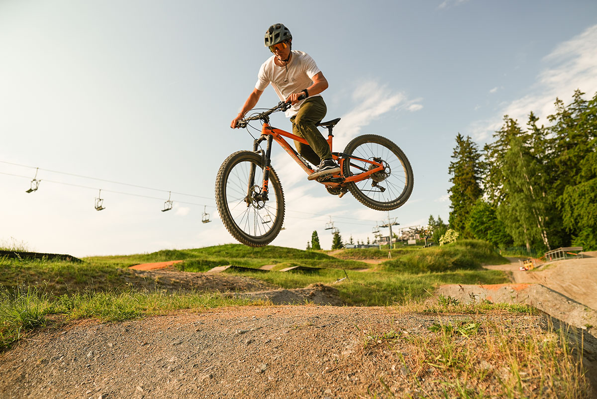 Ruben springt mit dem Bike Kicker in Schöneck