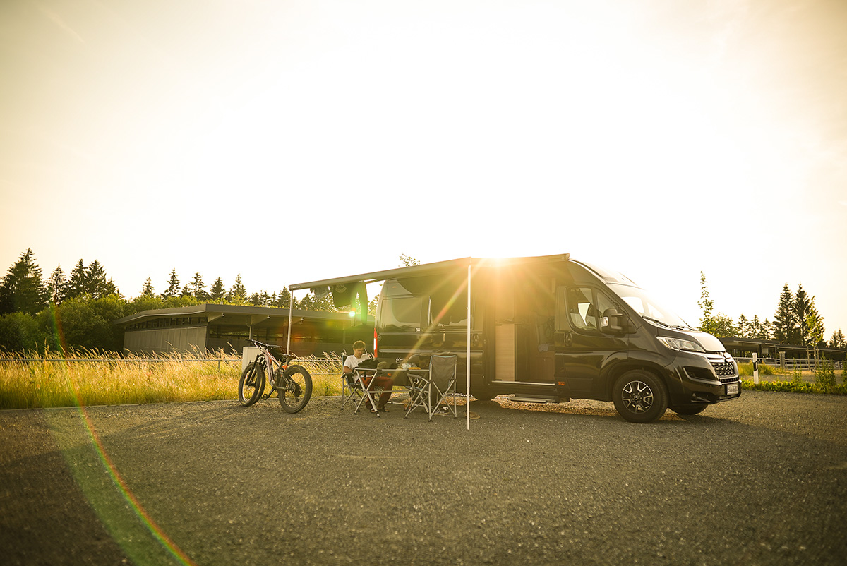 Feierabend. Wohnmobil im Sonnenuntergang