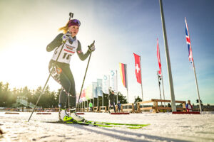 junge Biathletin auf der Strecke