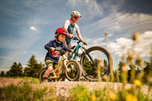 junge Familie beim Mountainbiken im Erzgebirge
